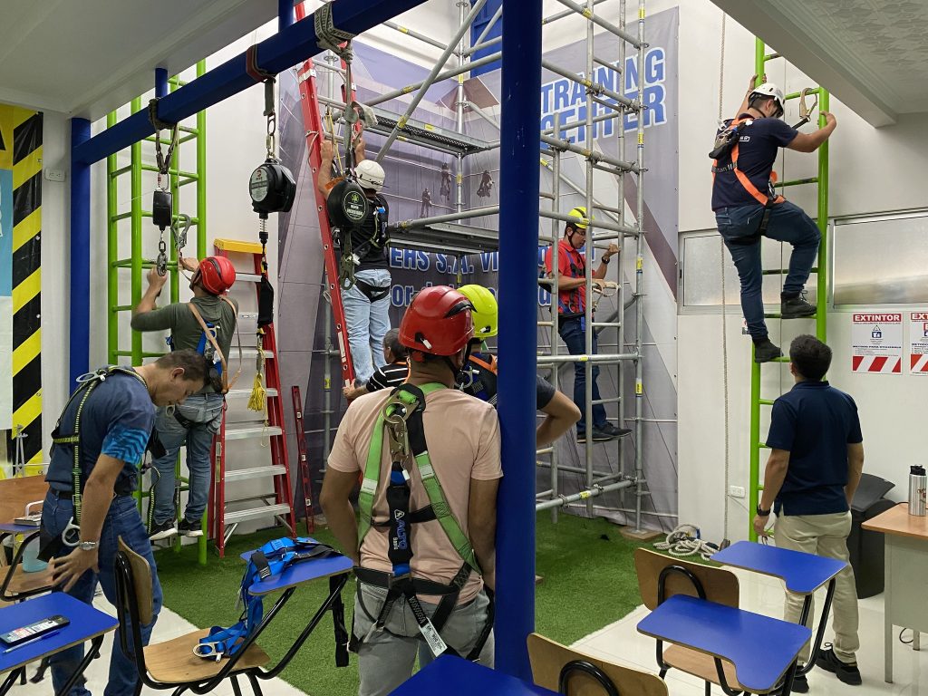 ENTRENAMIENTOS INDUCCION CURSO TRABAJO EN ALTURAS, PROTECCIÓN DE CAIDAS, ARNES, LINEAS DE VIDA ANSI 359 ANDAMIOS RETRACTILES ESCALERAS ELEVADORES PERSONAS RESCATE BRIGADAS PERSONA COMPETENTE ESPACIOS CONFINADOS LINEAS DE TECHO ELEVADOR HIDRAULICO
