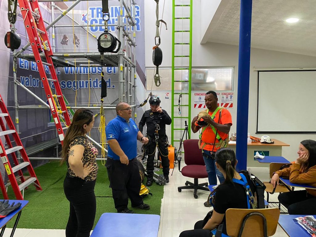 ENTRENAMIENTOS INDUCCION CURSO TRABAJO EN ALTURAS, PROTECCIÓN DE CAIDAS, ARNES, LINEAS DE VIDA ANSI 359 ANDAMIOS RETRACTILES ESCALERAS ELEVADORES PERSONAS RESCATE BRIGADAS PERSONA COMPETENTE ESPACIOS CONFINADOS