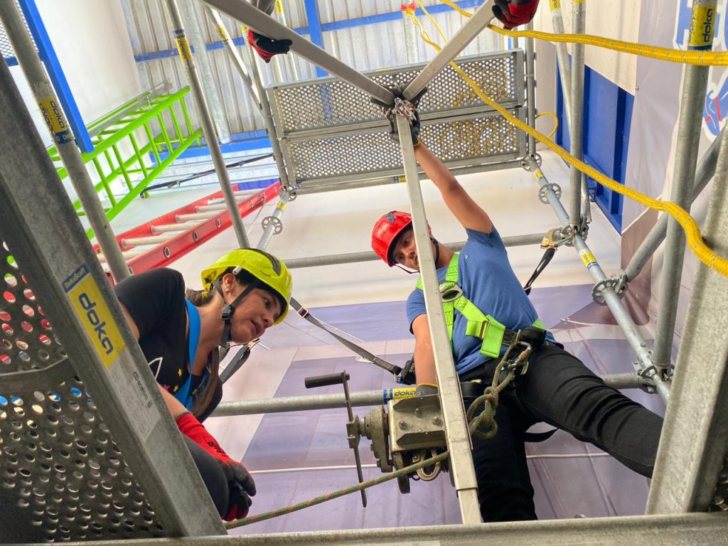 ENTRENAMIENTOS INDUCCION CURSO TRABAJO EN ALTURAS, PROTECCIÓN DE CAIDAS, ARNES, LINEAS DE VIDA ANSI 359 ANDAMIOS RETRACTILES ESCALERAS ELEVADORES PERSONAS RESCATE BRIGADAS PERSONA COMPETENTE ESPACIOS CONFINADOS