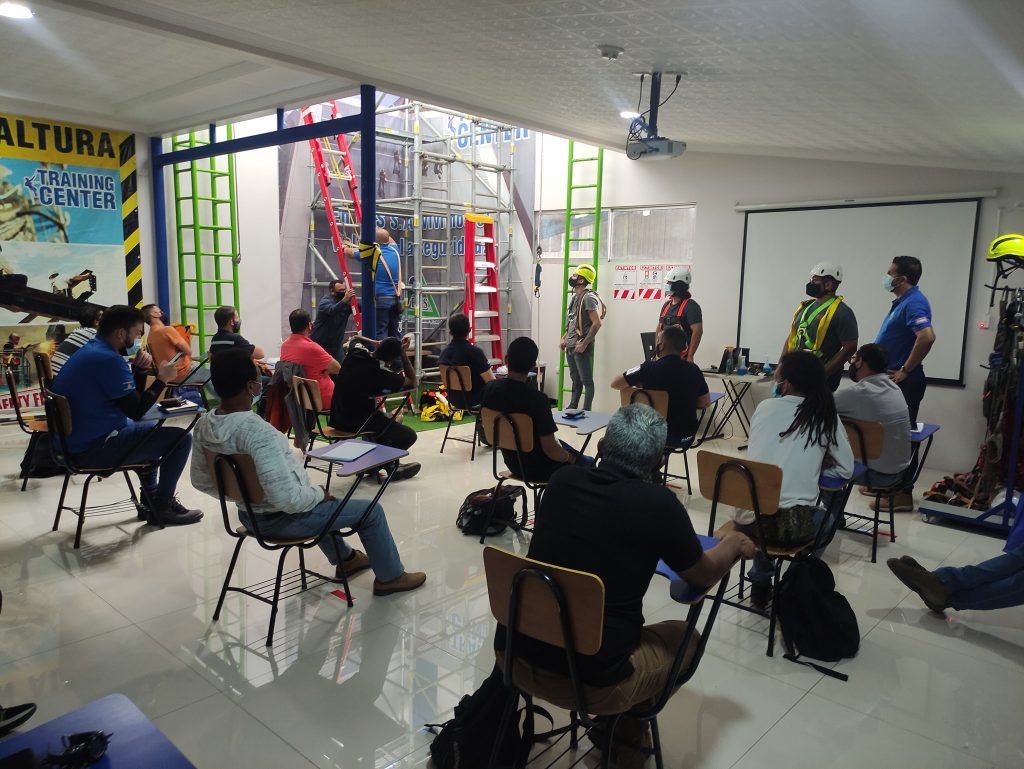 ENTRENAMIENTOS INDUCCION CURSO TRABAJO EN ALTURAS, PROTECCIÓN DE CAIDAS, ARNES, LINEAS DE VIDA ANSI 359